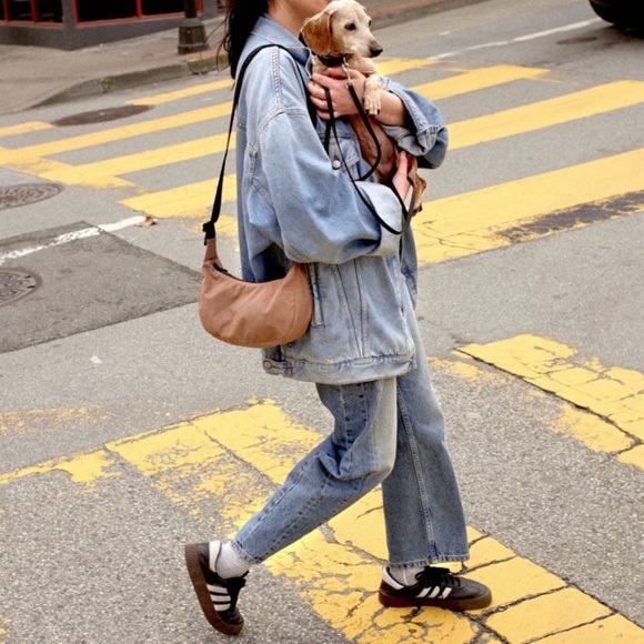 🍂🍁🎃BAGGU Small Crescent Bag in Cocoa with Black Strap 🎃🍁🍂 - Picture 2 of 7